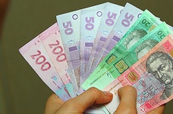 Дорогий алкоголь та стипендії для обраних: що чекає на українців у 2017 році