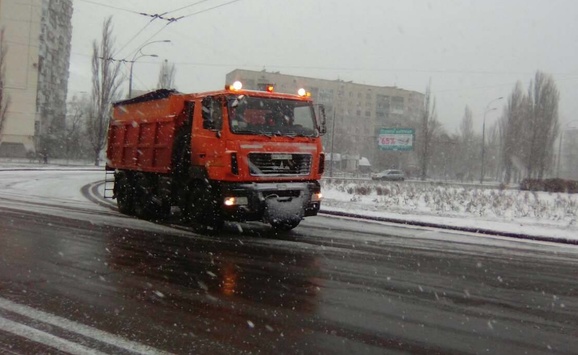 У зв’язку з погіршенням погодних умов кількість задіяної снігоприбиральної техніки на столичних вулицях збільшено
