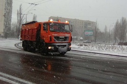 У зв’язку з погіршенням погодних умов кількість задіяної снігоприбиральної техніки на столичних вулицях збільшено