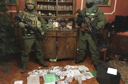 СБУ затримала зловмисницю, яка виготовляла документи для терористів «ДНР» (відео)