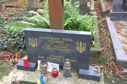 Правнуки письменника Олександра Олеся погодились на перепоховання його решток в Україні