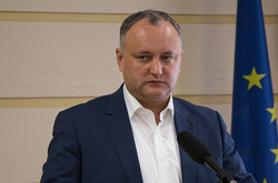 Додон позбавив екс-президента Румунії Бесеску молдавського громадянства