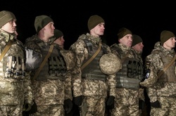 Полторак пообіцяв розібратись, чому 15 нагороджених військових забули в аеропорту на Новий рік