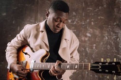 Темнокожий хирург из Тернополя написал и исполнил украиноязычный хит