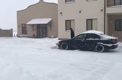 Тюнинг по-закарпатски: седан BMW для уборки снега