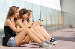 Соцсети оказались вреднее курения: от чего люди отказываются в новом году