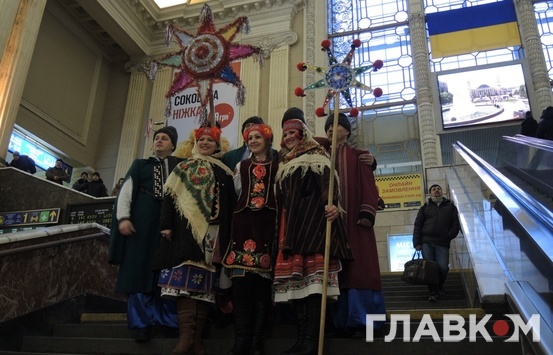 У Києві на вокзалі пасажирів зустрічали колядками і щедрівками (ФОТО, ВІДЕО)