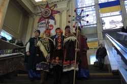 У Києві на вокзалі пасажирів зустрічали колядками і щедрівками (ФОТО, ВІДЕО)