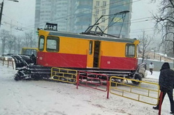 В Одесі зійшов з рейок снігоприбиральний трамвай і ледь не збив пішоходів