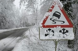 Обмеження руху транспорту наразі діють на дорогах у шести областях (СПИСОК)