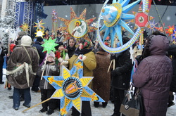Святкування Різдва у Києві: в центрі міста пройшла хода з зірками (ФОТО)