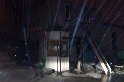 У Києві вогнеборці ліквідували пожежу в будівлі СТО