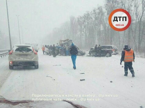 ДТП під Києвом: легковик «загнав» трактор у вантажівку