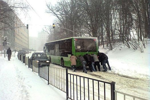 Різдвяний транспортний колапс у Львові продовжується другу добу