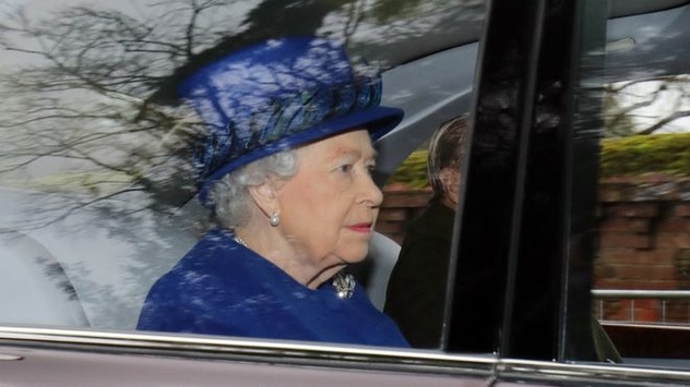 Королева Єлизавета II вперше після хвороби з'явилася на публіці