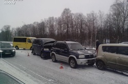 На Житомирщині через ожеледицю зіштовхнулися 14 автівок