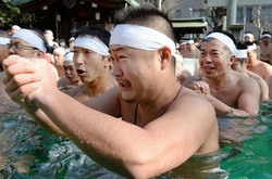 Японський новорічний обряд очищення в крижаній купелі 