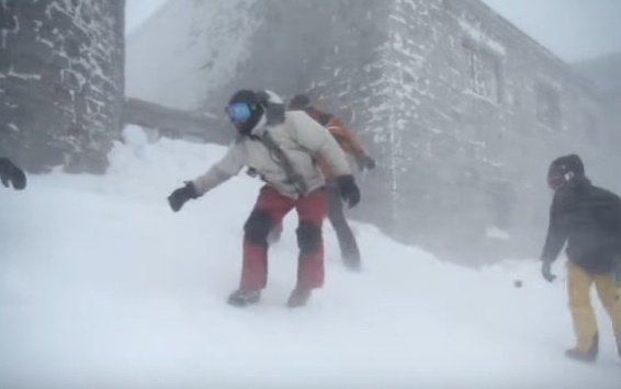 З ніг збиває: сноубордисти показали, який в Карпатах вітер