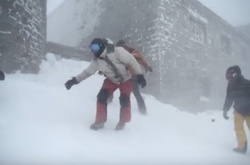 З ніг збиває: сноубордисти показали, який в Карпатах вітер