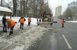 Комунальники активно розчищають вулично-дорожню мережу міста від снігу