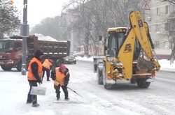 Комунальники прибирають сніг на вулицях Києва