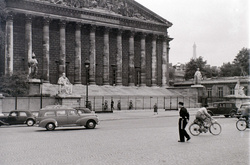 Вражаючий чорно-білий Париж. Як виглядала столиця Франції у 1955 році