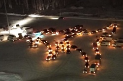 У Харкові створили оригінальну новорічну ялинку з 60 авто (відео)