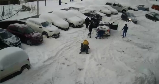 У Росії прибирання снігу завершилося бійкою