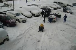 У Росії прибирання снігу завершилося бійкою