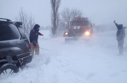Вивільнення автомобілів зі снігових заметів