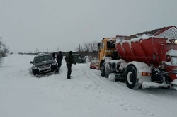На Одещині через снігопад знову перекрили дороги