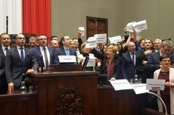 У Польщі опозиція вирішила продовжувати блокувати трибуну Сейму