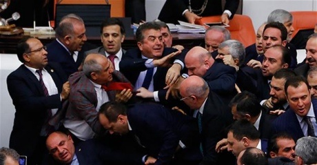 У Туреччині побилися депутати під час дебатів щодо конституційних змін