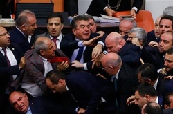 У Туреччині побилися депутати під час дебатів щодо конституційних змін