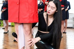 Как китайских стюардесс учат улыбаться, ходить, стоять и сидеть