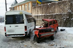 У Хмельницькому пасажирський автобус врізався у «Жигулі» 