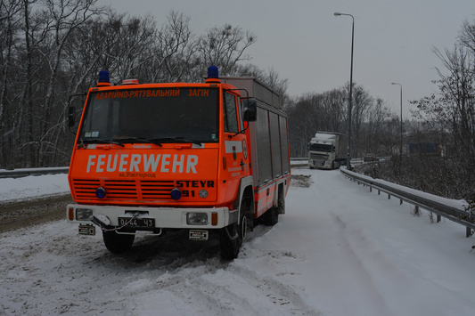 Через снігопад дві області закрили дороги для вантажівок