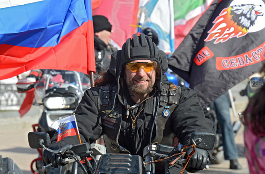 На гайдарівському форумі виступив улюблений байкер Путіна