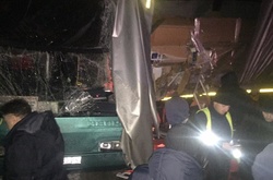 На Львівщині пасажирський автобус врізався у вантажівку (ФОТО)