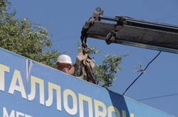 Війна за білборди: У Дніпрі невідомі пошкодили 20 комунальних машин