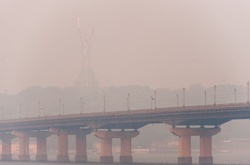 Столицю вночі накрило дивним туманом. Кияни скаржаться на сморід в місті