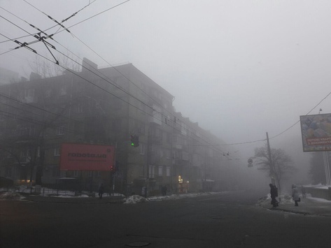 Незвичний зимовий туман вкрив Київ. Фотогалерея