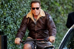 Железный Арни: 69-летний Шварценеггер катается на велосипеде со сломанной ногой