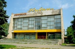 У Шевченківському районі знесли будівлю старого кінотеатру