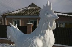 Під Києвом зі снігу зліпили двометрового півня