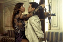  Джеймсу Бонду поручено охранять наследницу нефтяного магната, но Электра Кинг в исполнении француженки Софи Марсо в картине &laquo;И целого мира мало&raquo; (1999) ведет двойную игру. 