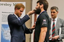 Принц Гарри запутался в бороде спортсмена во время вручения премии