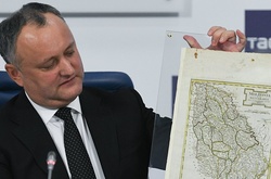 Путін подарував Додону карту Молдови з українськими і румунськими територіями