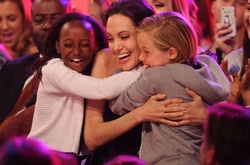 Мать приемной дочери Джоли умоляет актрису о свидании с ребенком