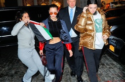 Белла Хадид и Кендалл Дженнер подверглись атаке фанатки с флагом Палестины в руках